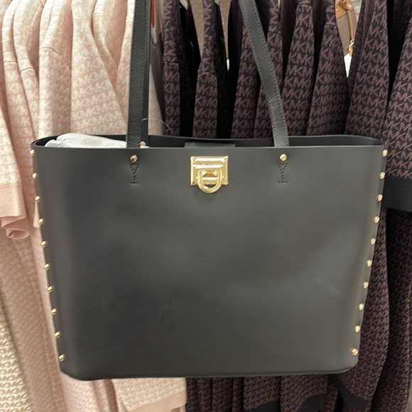 MICHAEL KORS MANHATTAN LARGE SHOULDER TOTE BAG
SMOOTH LEATHER
STUDS
BLACK - Picture 6 of 16